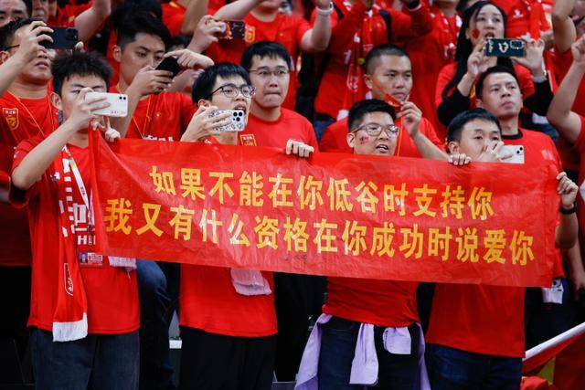 曼联若卖一人考虑回签黑贝，球员暗示乐意回归！但齐尔克泽不愿离队
